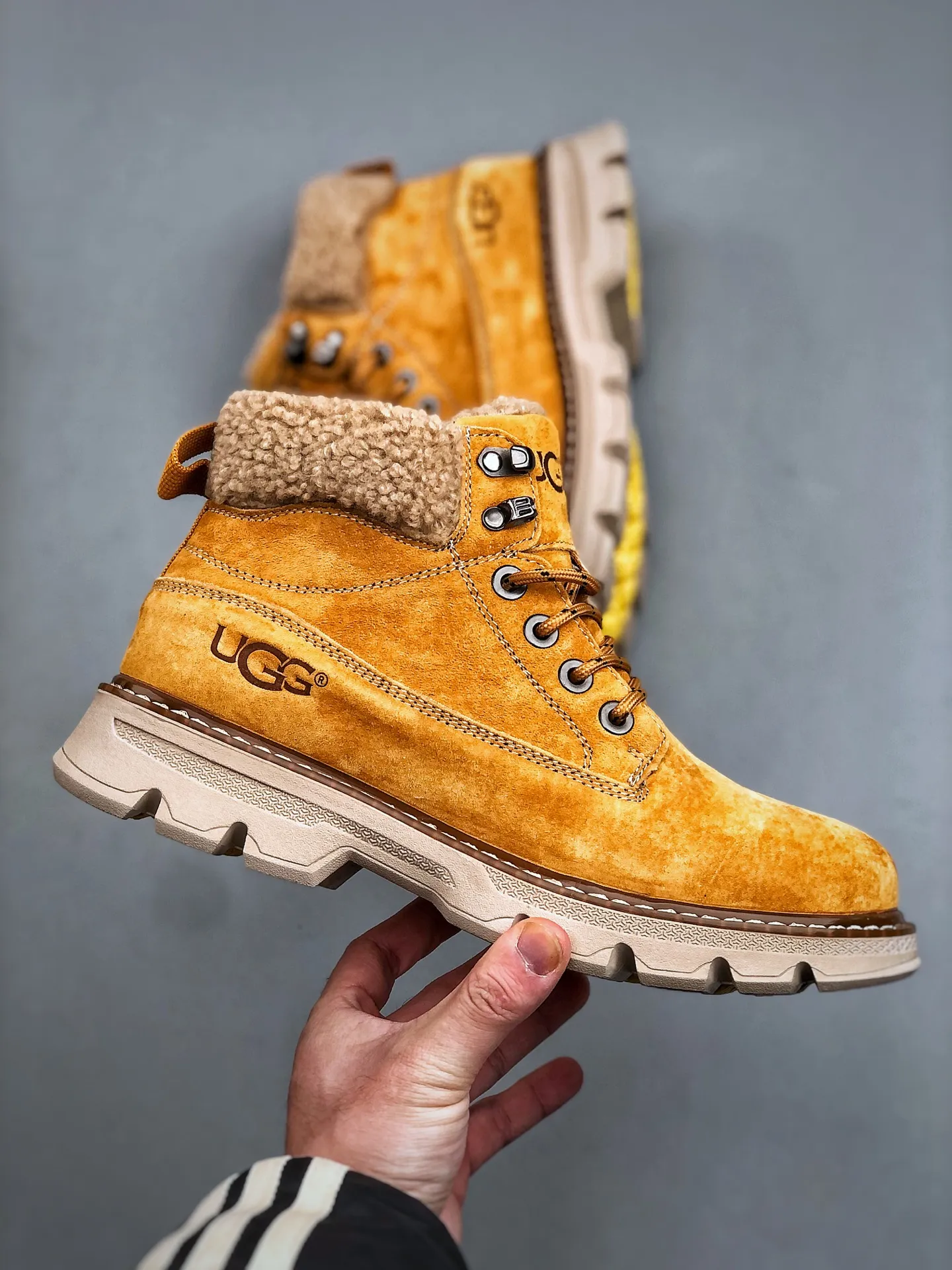 Welfare special price 💰480 UGG new autumn and winter products (lamb wool integrated lining, warm and heat-locking 🔥) must-have outdoor mid-top casual Martin boots snow boots series #Guangdong Dachang quality Autumn and winter new fashion trend matching The fabric is imported from Italy frosted cowhide. The whole shoe is made of genuine cowhide material. The outsole and hardware are all made from OEM raw materials. Good products do not kill pigs. The quality of the first order is strictly controlled and the entire set is packaged uniformly on the official website. Special products for outdoor use to protect against the cold this winter. A must-have for stylish men who can wear them casually every day‼ American affordable luxury brand [UGG] Tasman Weather Hybrid Tasman hybrid series mid-top lightweight casual Martin boots. Size: 39-44 (one size larger than sports shoes).
